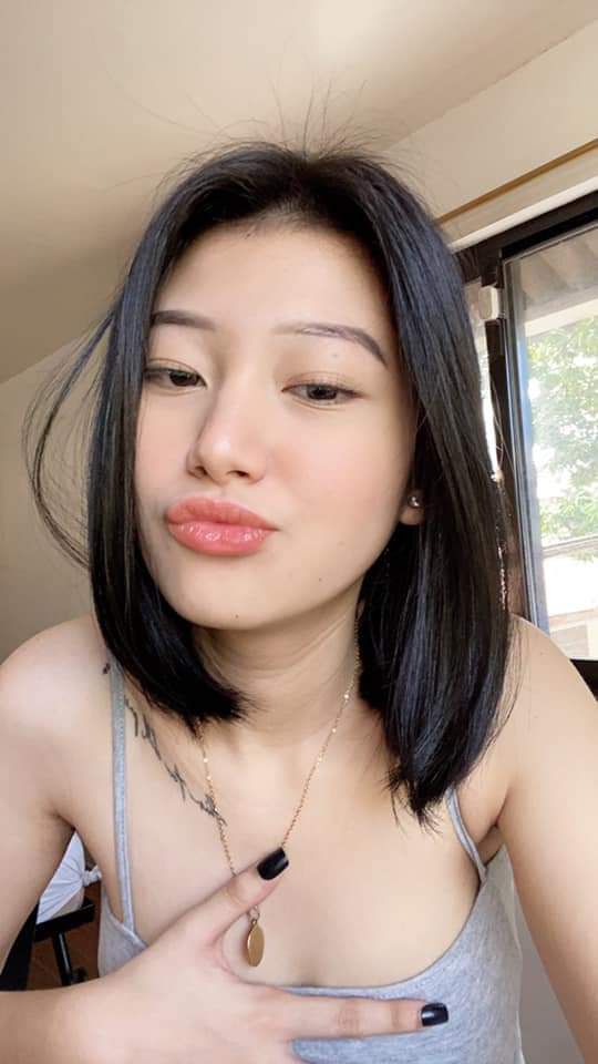 Người đàn ông quan hệ mạnh mẽ và xuất tinh vào bộ ngực lớn của cô gái tóc đỏ sau khi tập thể dục