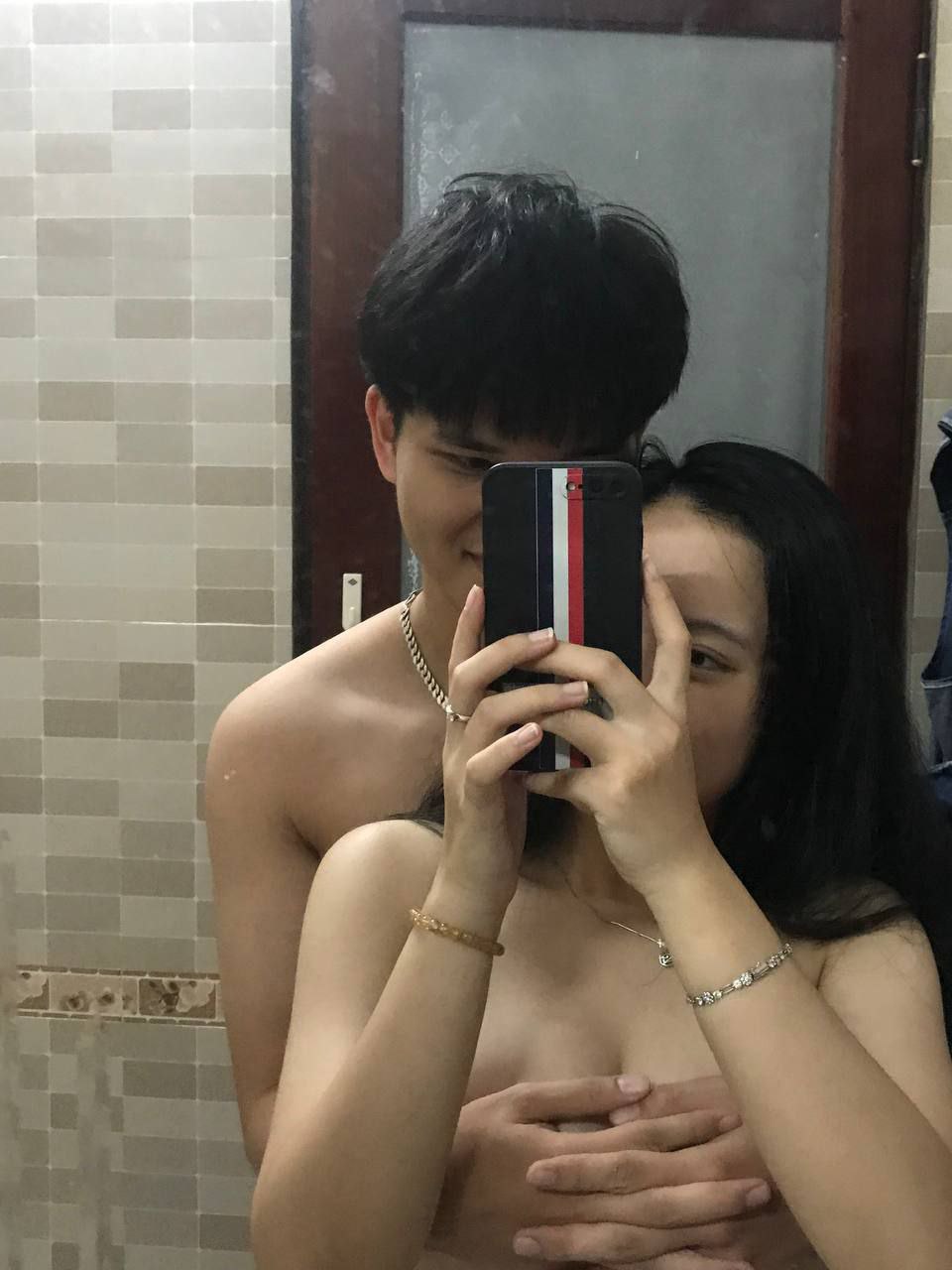 Vừa nghe điện thoại Gã chồng vừa vụng trộm với cấp trên cả đêm trong khách sạn